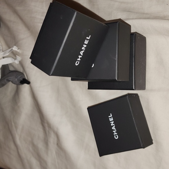 Chanel earrings boxes - Picture 3 of 3